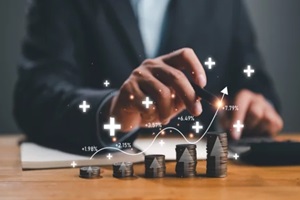  fractional marketing businessman calculating income and return on investment